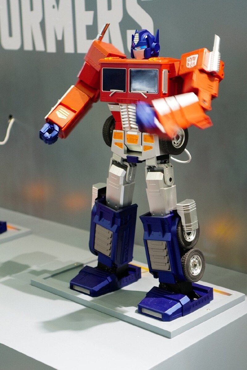 WonderFest 2021 - Robosen Transformers Auto Converting Optimus